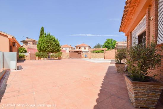 Chalet en Ogijares zona Loma Linda con 1080m de parcela y dos viviendas construidas en planta baja. 