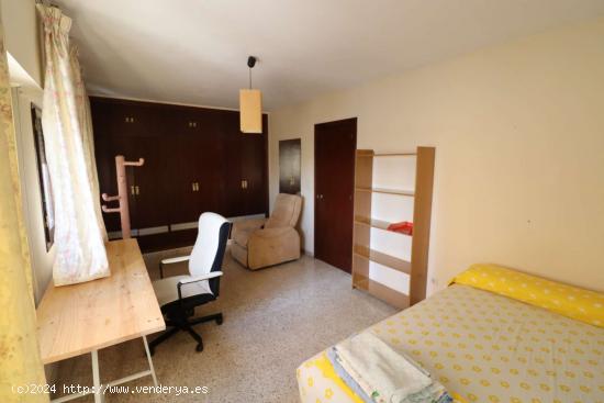 Se alquilan habitaciones en apartamento de 5 habitaciones en Sagrada Familia - MALAGA