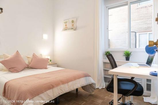 Se alquilan habitaciones en apartamento de 6 dormitorios en Madrid - MADRID