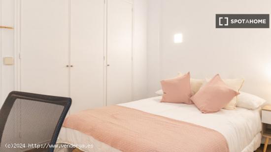 Se alquilan habitaciones en apartamento de 6 dormitorios en Madrid - MADRID