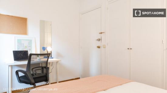 Se alquilan habitaciones en apartamento de 6 dormitorios en Madrid - MADRID