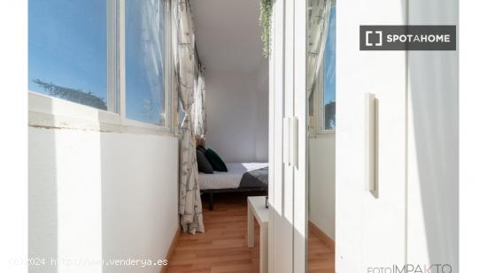 ¡Habitaciones en alquiler en un piso de 7 habitaciones en Madrid! - MADRID