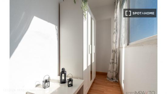 ¡Habitaciones en alquiler en un piso de 7 habitaciones en Madrid! - MADRID