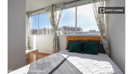 ¡Habitaciones en alquiler en un piso de 7 habitaciones en Madrid! - MADRID