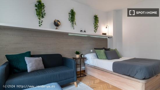 ¡Habitaciones en alquiler en un piso de 7 habitaciones en Madrid! - MADRID