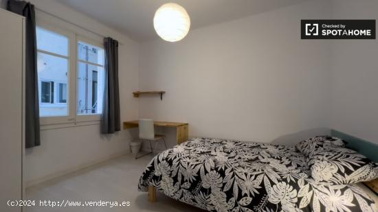 ¡Habitaciones en alquiler en un apartamento de 4 habitaciones en Barcelona! - BARCELONA