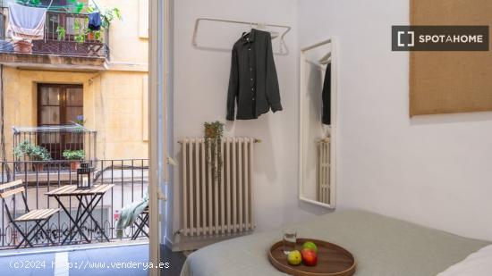 Se alquilan habitaciones en piso de 10 habitaciones en Plaça De La Puntual - BARCELONA