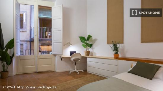 Se alquilan habitaciones en piso de 10 habitaciones en Plaça De La Puntual - BARCELONA