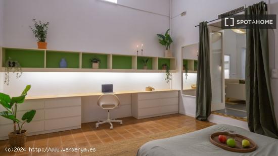 Se alquilan habitaciones en piso de 10 habitaciones en Plaça De La Puntual - BARCELONA