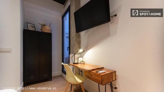 Se alquila habitación en piso de 6 habitaciones en Valencia - VALENCIA