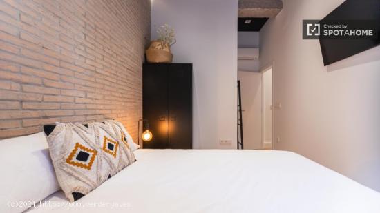 Se alquila habitación en piso de 6 habitaciones en Valencia - VALENCIA