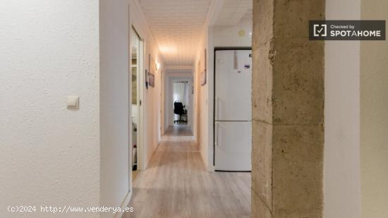 Se alquila habitación en piso de 4 dormitorios en Valencia - VALENCIA