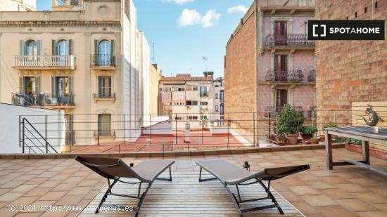 Apartamento de 3 dormitorios en alquiler con terraza cerca del Teatre Condal en Poble Sec - BARCELON