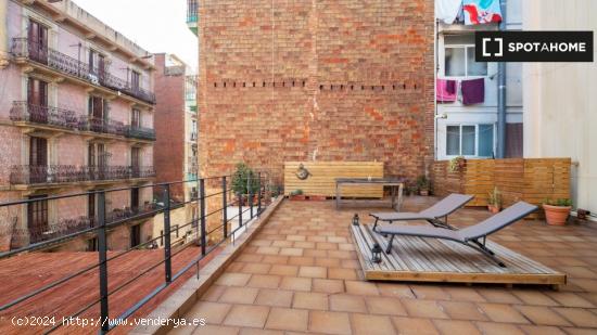 Apartamento de 3 dormitorios en alquiler con terraza cerca del Teatre Condal en Poble Sec - BARCELON