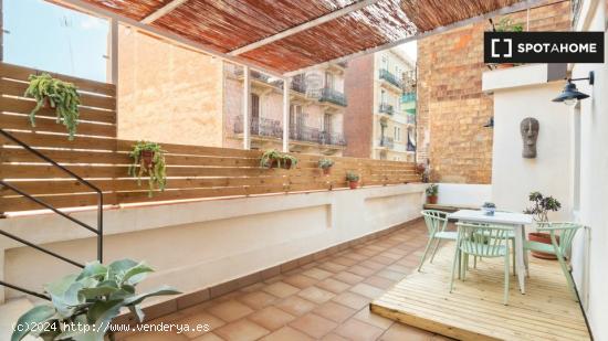 Apartamento de 3 dormitorios en alquiler con terraza cerca del Teatre Condal en Poble Sec - BARCELON