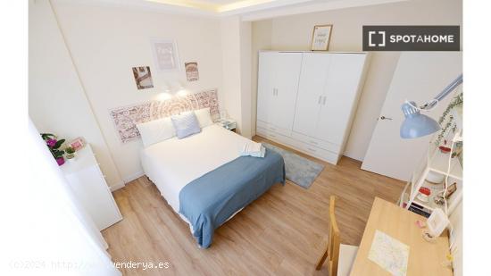 Se alquila habitación en piso de 3 dormitorios en Bilbao - VIZCAYA