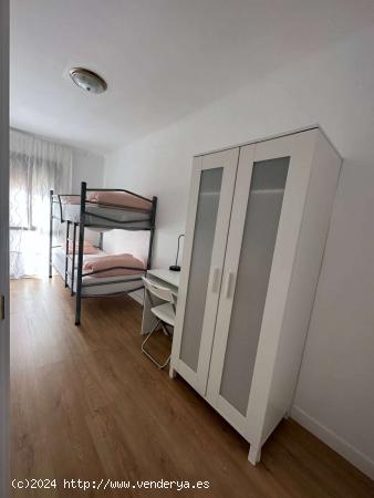 Se alquila habitación en piso de 4 habitaciones en Badalona, Barcelona - BARCELONA