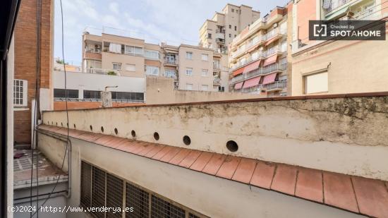 Se alquilan habitaciones en apartamento de 5 habitaciones en L´Hospitalet De Llobregat - BARCELONA