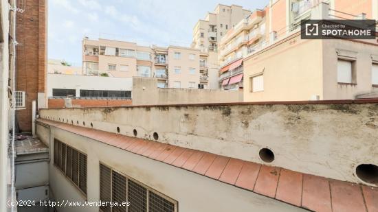 Se alquilan habitaciones en apartamento de 5 habitaciones en L´Hospitalet De Llobregat - BARCELONA