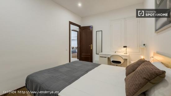 Se alquila habitación en piso de 5 habitaciones en Barcelona - BARCELONA