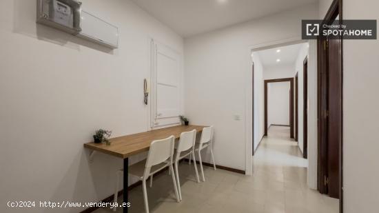 Se alquila habitación en piso de 5 habitaciones en Barcelona - BARCELONA