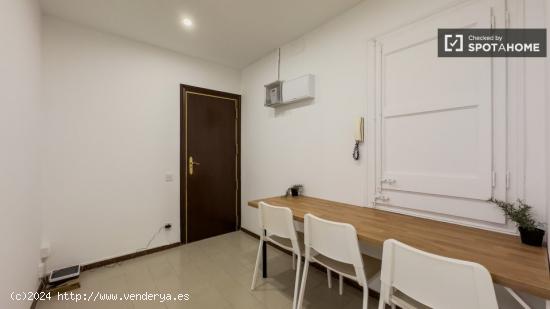 Se alquila habitación en piso de 5 habitaciones en Barcelona - BARCELONA