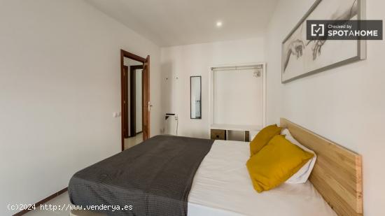 Se alquila habitación en piso de 5 habitaciones en Barcelona - BARCELONA