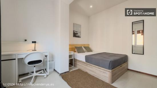 Se alquila habitación en piso de 5 habitaciones en Barcelona - BARCELONA