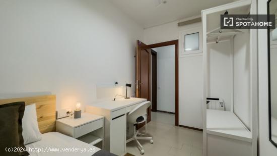 Se alquila habitación en piso de 5 habitaciones en Barcelona - BARCELONA