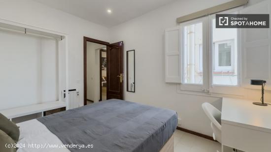 Se alquila habitación en piso de 5 habitaciones en Barcelona - BARCELONA