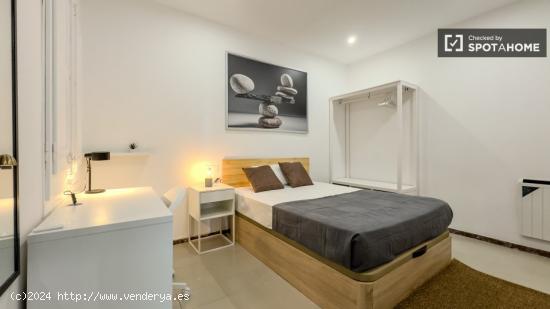 Se alquila habitación en piso de 5 habitaciones en Barcelona - BARCELONA