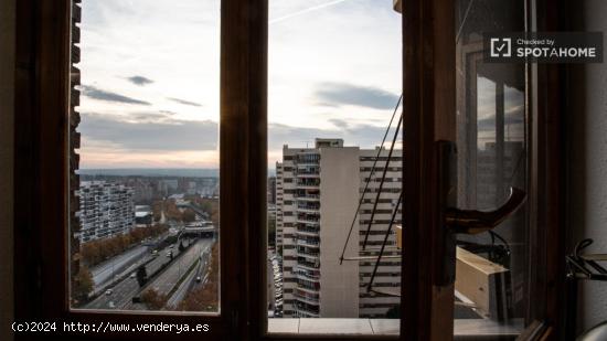 Se alquila habitación en piso de 3 habitaciones en El Pilar - MADRID