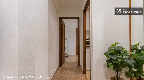 Se alquila habitación en piso de 5 dormitorios en Valencia - VALENCIA