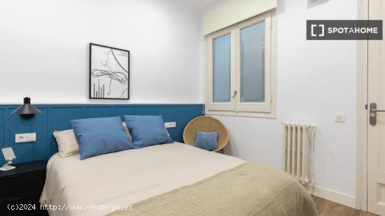 Se alquila habitación en piso de 8 habitaciones en Barcelona - BARCELONA