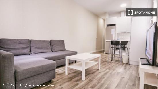 Se alquilan habitaciones en apartamento de 1 dormitorio en Cuatro Caminos - MADRID