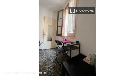 Se alquila habitación en piso de 3 habitaciones en Barcelona - BARCELONA