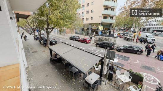 ¡Se alquila habitación en piso de 4 habitaciones en Barcelona! - BARCELONA