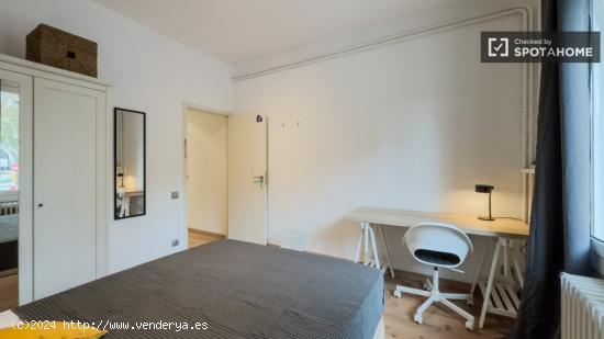 ¡Se alquila habitación en piso de 4 habitaciones en Barcelona! - BARCELONA