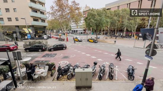 ¡Se alquila habitación en piso de 4 habitaciones en Barcelona! - BARCELONA