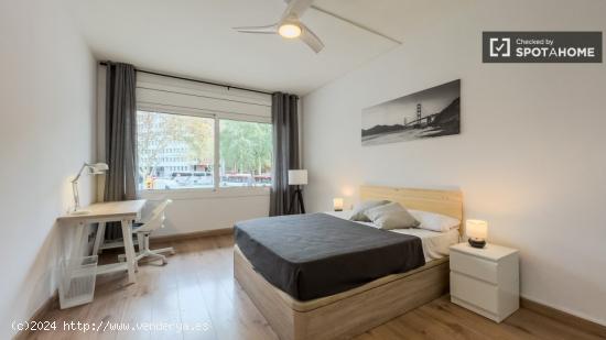 ¡Se alquila habitación en piso de 4 habitaciones en Barcelona! - BARCELONA