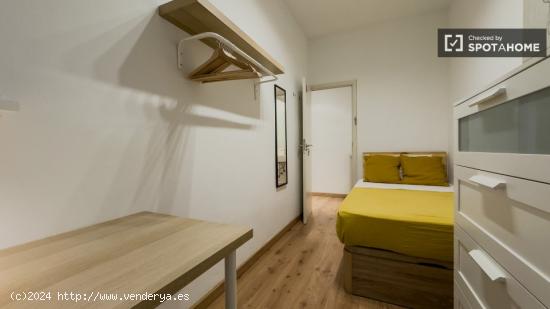 ¡Se alquila habitación en piso de 4 habitaciones en Barcelona! - BARCELONA