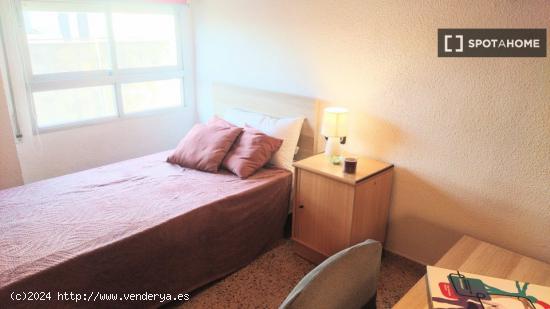 Se alquila habitación en piso de 4 dormitorios en Burjassot - VALENCIA