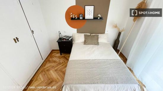 Se alquila habitación en piso 7 dormitorios en Tetuán, Madrid - MADRID