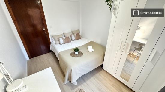 Elegante habitación en piso compartido en Benimaclet, València - VALENCIA