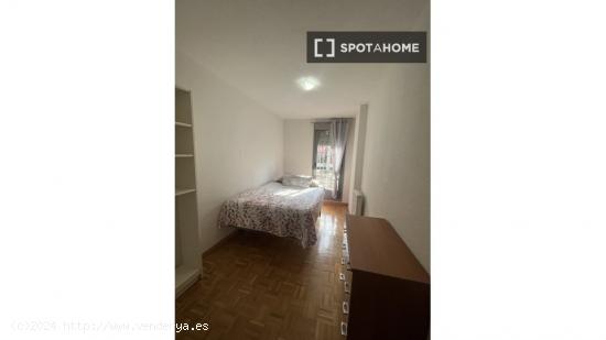 Se alquila habitación en piso de 1 dormitorio en Madrid - MADRID