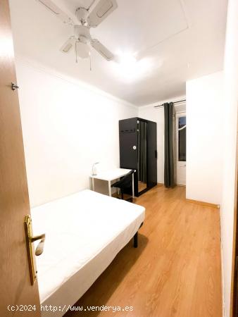 Se alquila habitación en piso compartido de 6 habitaciones en Barcelona - BARCELONA