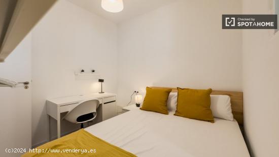 Habitación soleada en apartamento de 5 dormitorios, Hospitalet de Llobregat - BARCELONA