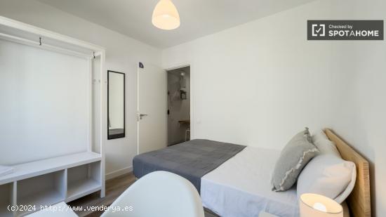 Habitación doble en apartamento de 5 dormitorios, Hospitalet de Llobregat - BARCELONA