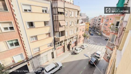 Habitación doble en apartamento de 5 dormitorios, Hospitalet de Llobregat - BARCELONA