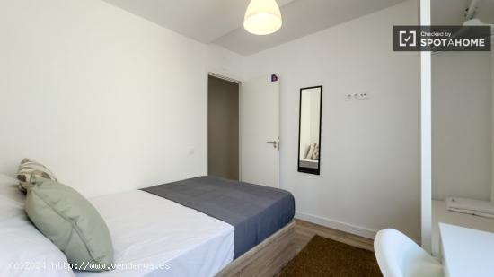 Habitación doble en apartamento de 5 dormitorios, Hospitalet de Llobregat - BARCELONA